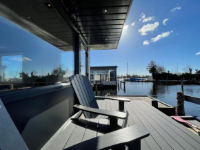 Poellodge, Luxe houseboot met zonnig terras
